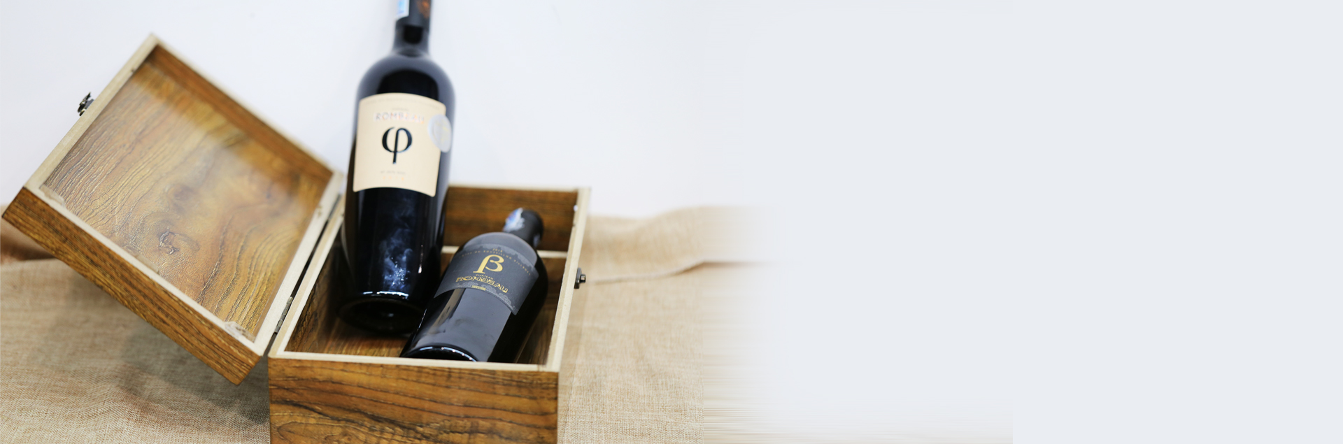 Hộp rượu vang Luxury Beta và Phi