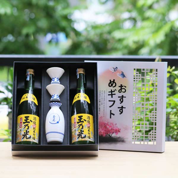 Hộp quà sake vảy vàng Tamanohikari Junmai Ginjo Shukon 720ml + Bộ chén kiểu Hộp quà sake vảy vàng Tamanohikari Junmai Ginjo Shukon 720ml + Bộ chén kiểu