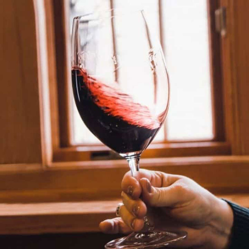 Cùng KHORUOU tìm hiểu ly rượu vang chứa đựng điều gì?
