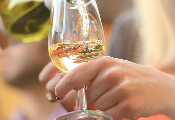 Rượu vang trắng có vị chát tannin không?