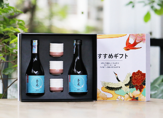 Hộp quà Cánh én sake Junmai Ginjo Shuraku 300ml + Bộ chén Hộp quà Cánh én sake Junmai Ginjo Shuraku 300ml + Bộ chén
