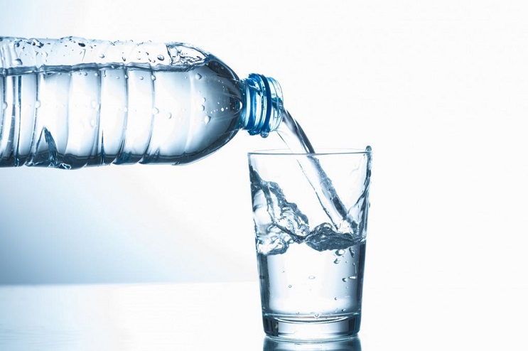 Uống nước giúp giảm đau đầu do rượu